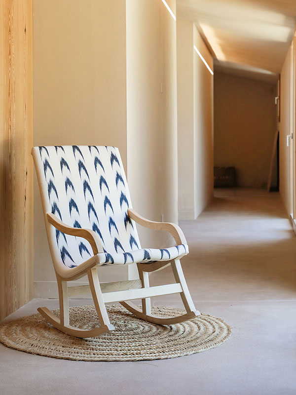 Mecedora tapizada con tela mallorquina ikat negra de Teixits Vicens