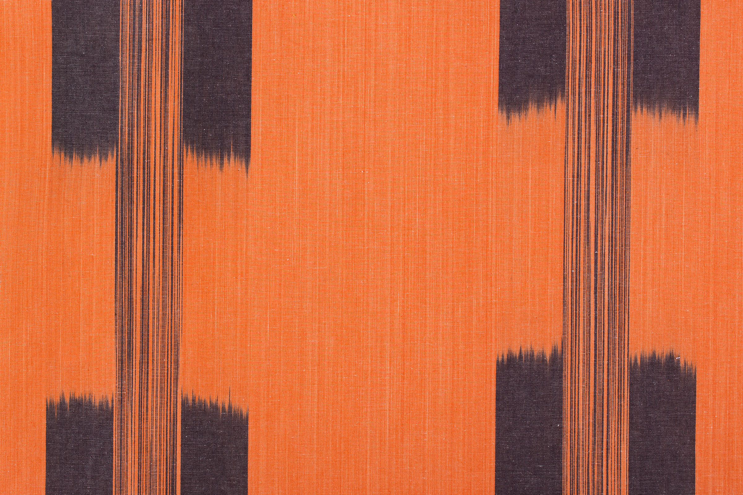 Tela mallorquina modelo 122 en naranja y negro de Teixits Vicens