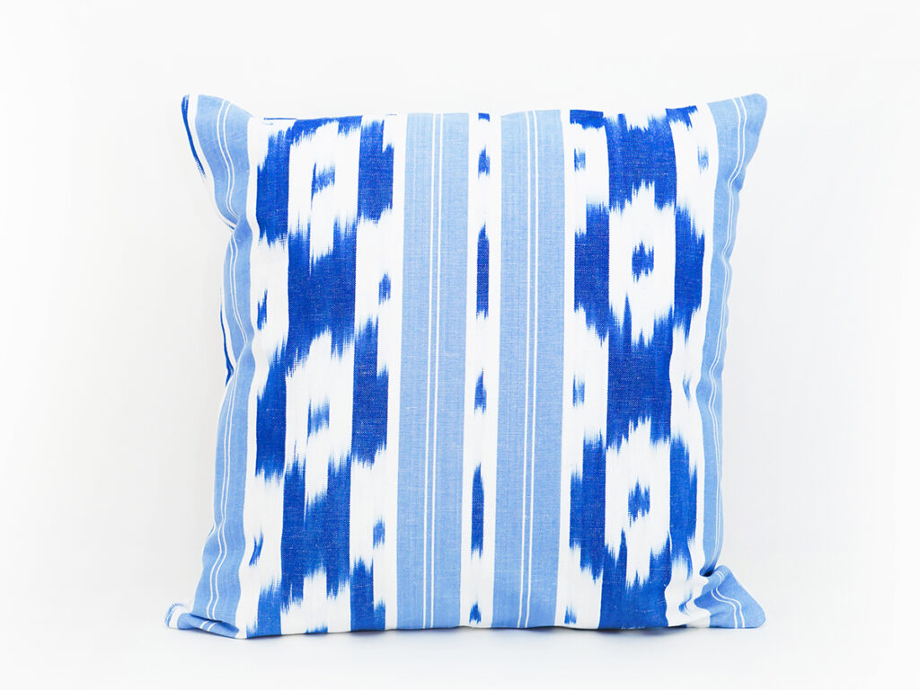 Cojín artesanal modelo 104 en azul con tejido mallorquín de Teixits Vicens