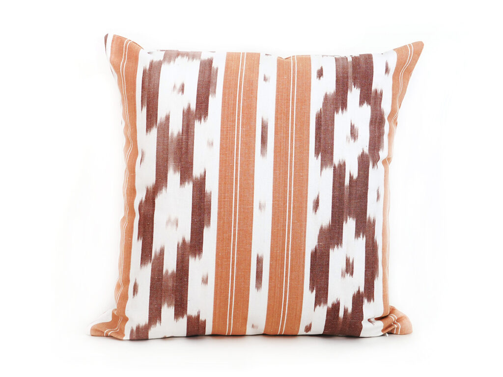 Cojín artesanal modelo 104 en color marrón de Teixits Vicens