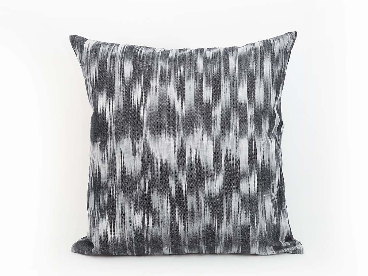 Coixí ikat 107 Negre