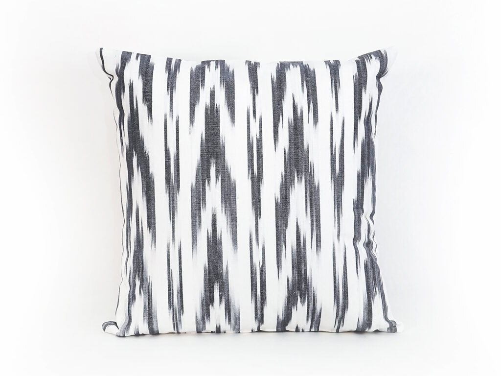 Cojín artesanal modelo 109 en gris con diseño de llengües de Teixits Vicens