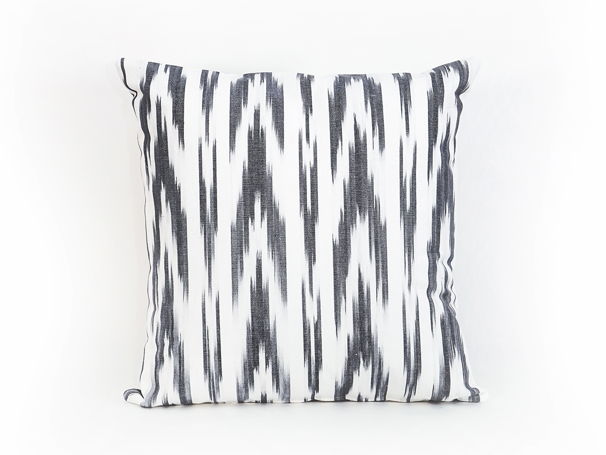 Cojín artesanal modelo 109 en gris con diseño de llengües de Teixits Vicens