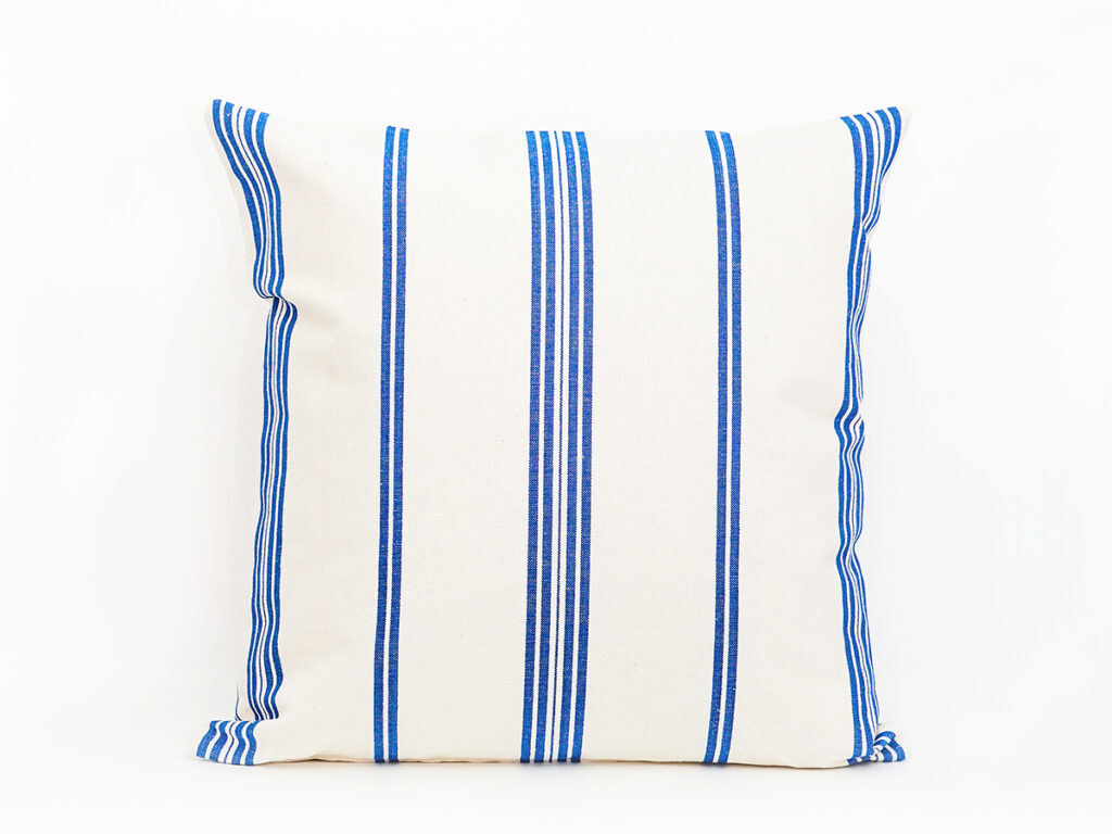 Cojín artesanal modelo 211 en azul de Teixits Vicens, tejido tradicional mallorquín