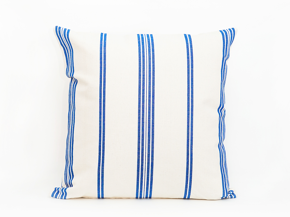 Cojín artesanal modelo 211 en azul de Teixits Vicens, tejido tradicional mallorquín