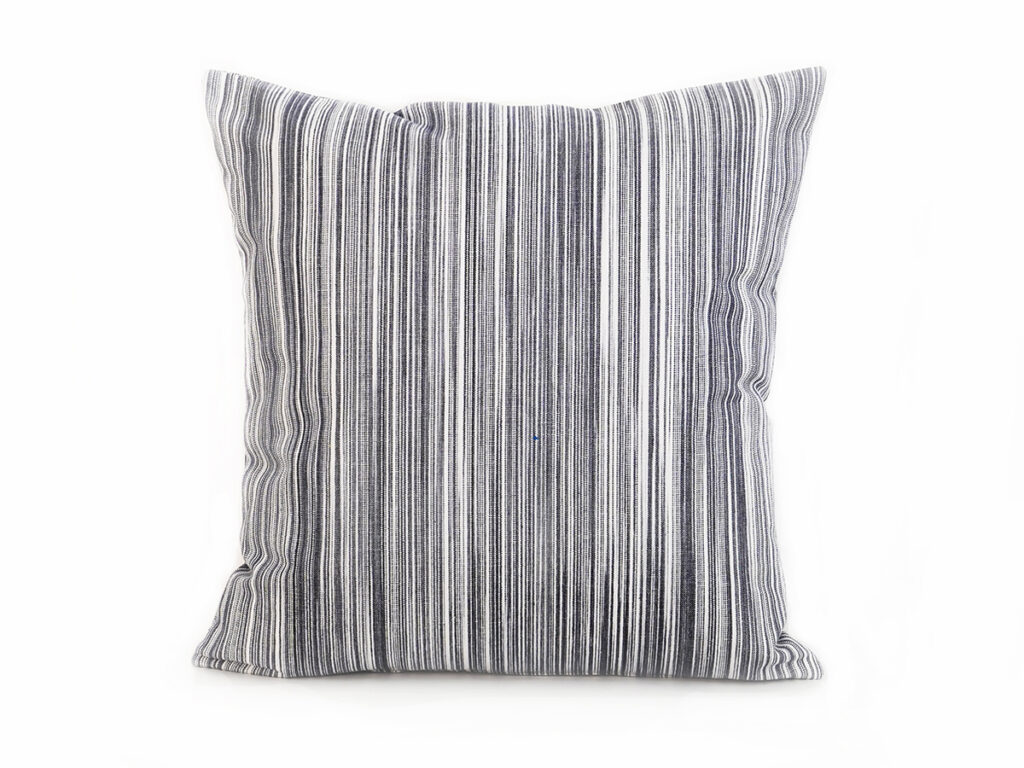 Cojín artesanal modelo 213 en gris de Teixits Vicens, diseño mallorquín de llengües