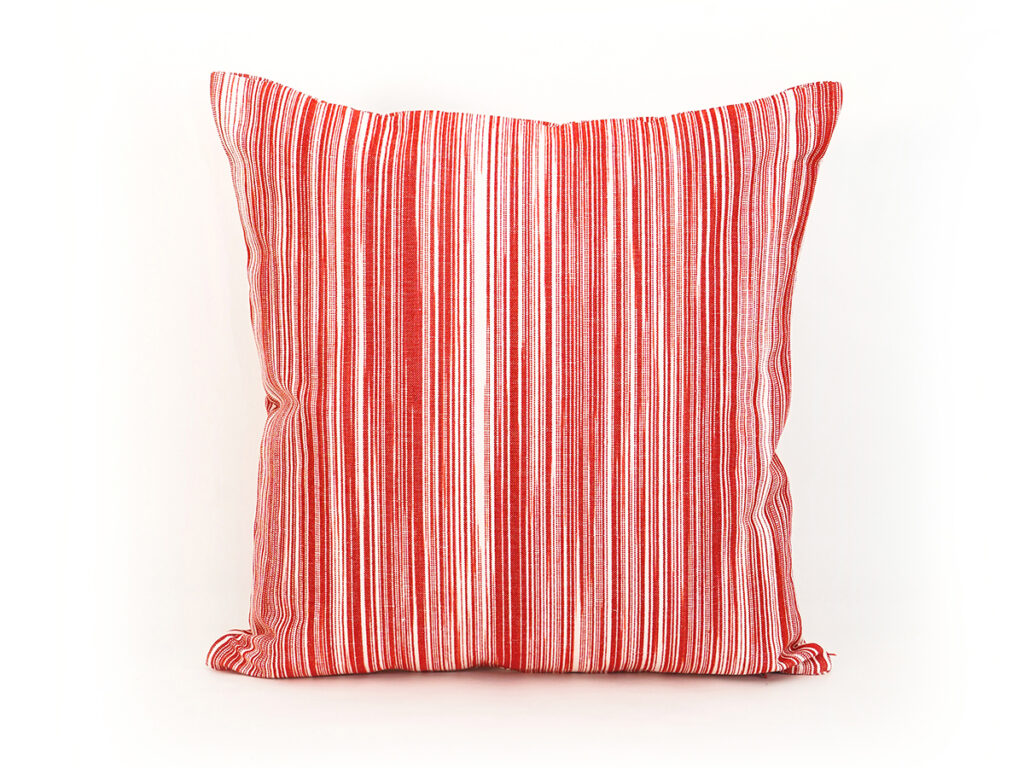 Cojín artesanal modelo 213 en rojo de Teixits Vicens, diseño mallorquín de llengües