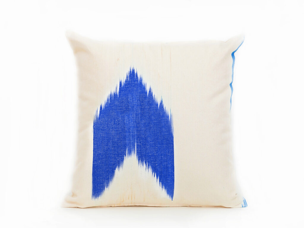 Cojín artesanal modelo 60 en azul con tejido mallorquín de Teixits Vicens