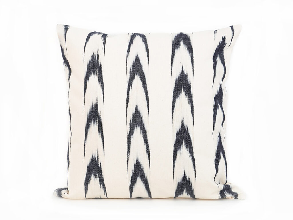 Cojín artesanal modelo 61 en color negro de Teixits Vicens, diseño de llengües tradicional