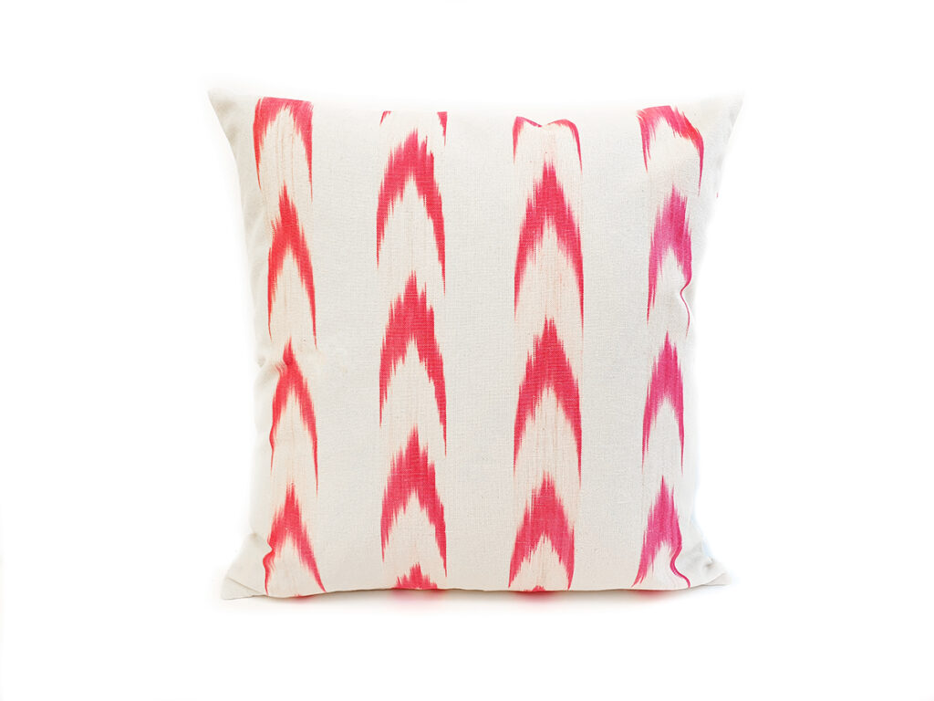 Cojín artesanal modelo 61 en rosa de Teixits Vicens, diseño de llengües tradicional