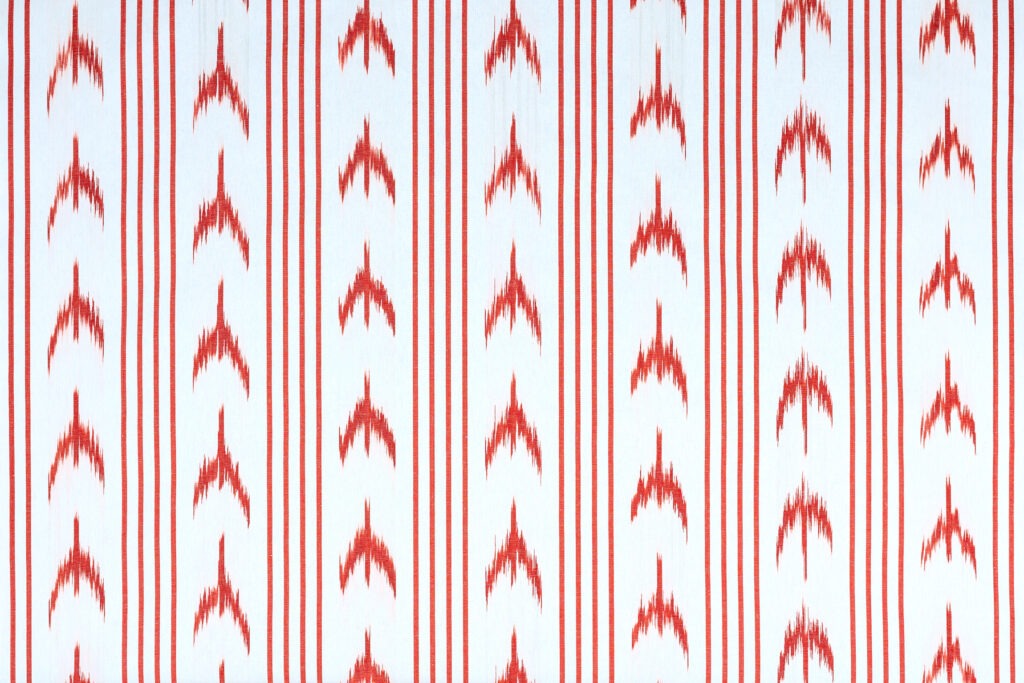 Diseño textil con golondrinas en rojo de Teixits Vicens, estampado artístico y artesanal