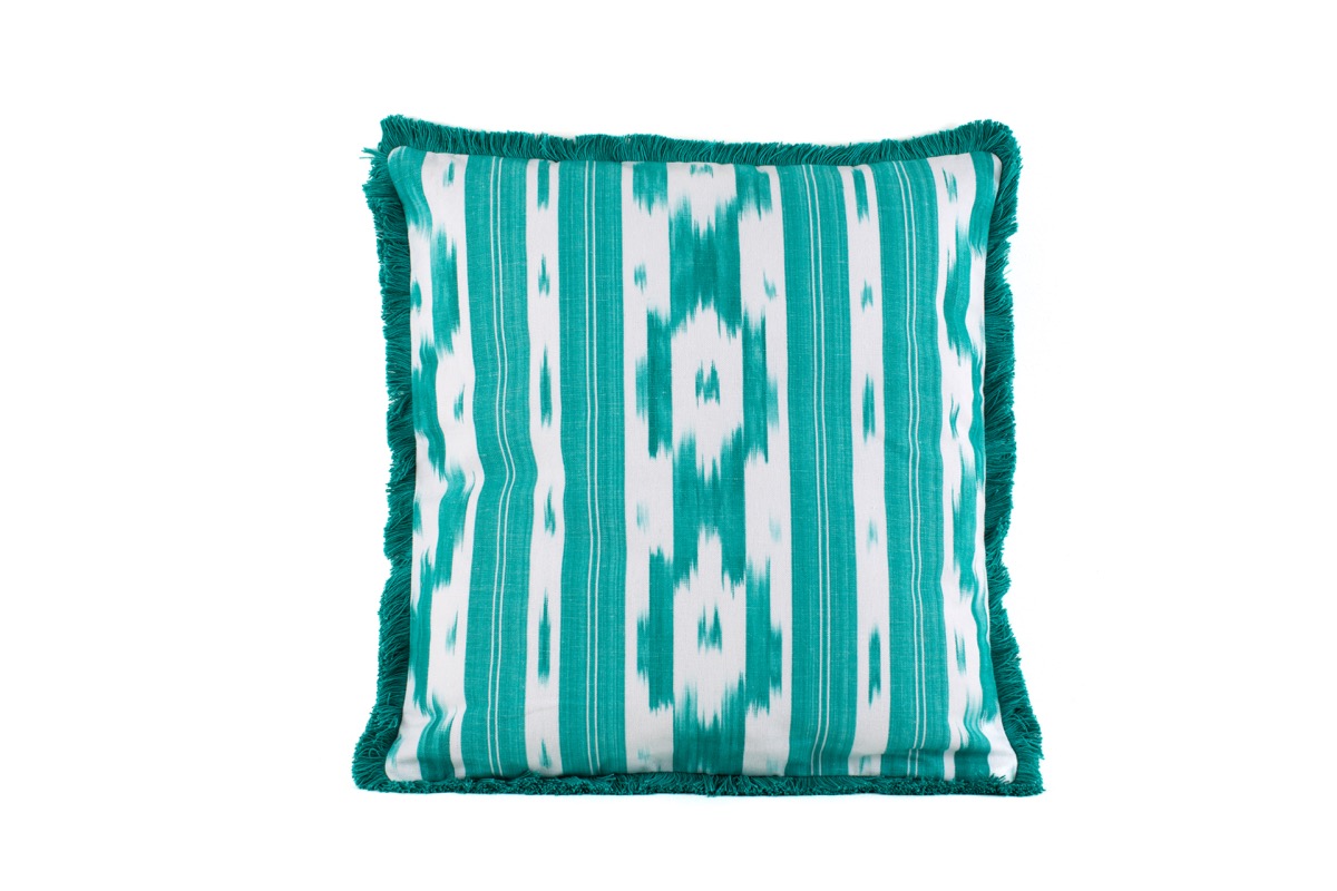 Cojín con flecos y tejido mallorquín en verde turquesa de Teixits Vicens, diseño tradicional de llengües