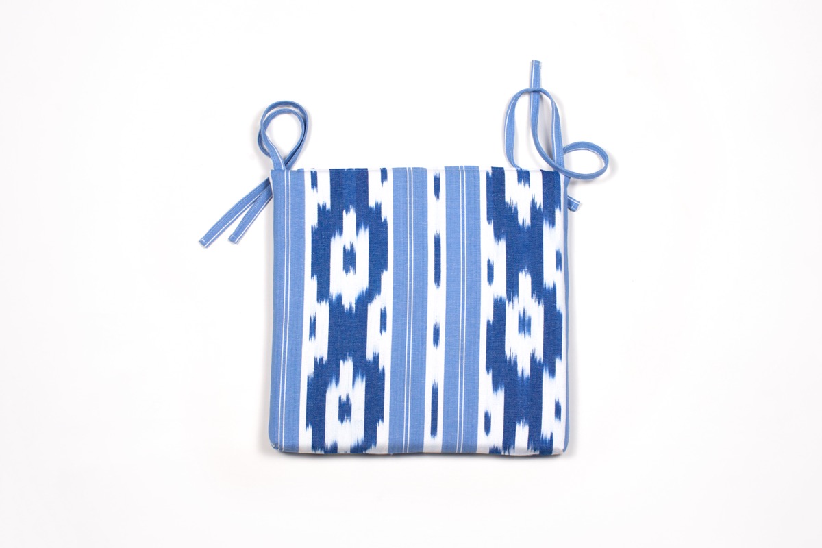 Cojín de silla con lazos en tela mallorquina azul celeste y blanco de Teixits Vicens