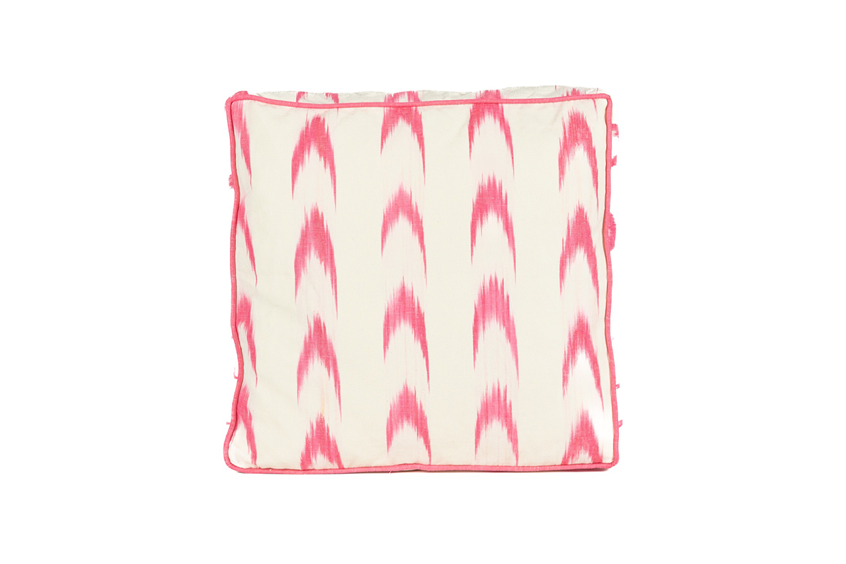 Cojín cuadrado con funda de tejido ikat mallorquín en blanco y rosa con patrón de lenguas tradicional