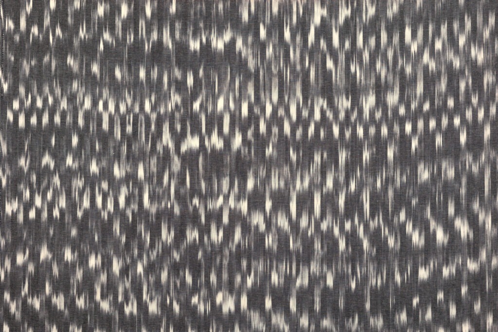 Tejido ikat mallorquín en blanco y negro con patrón de lenguas tradicional