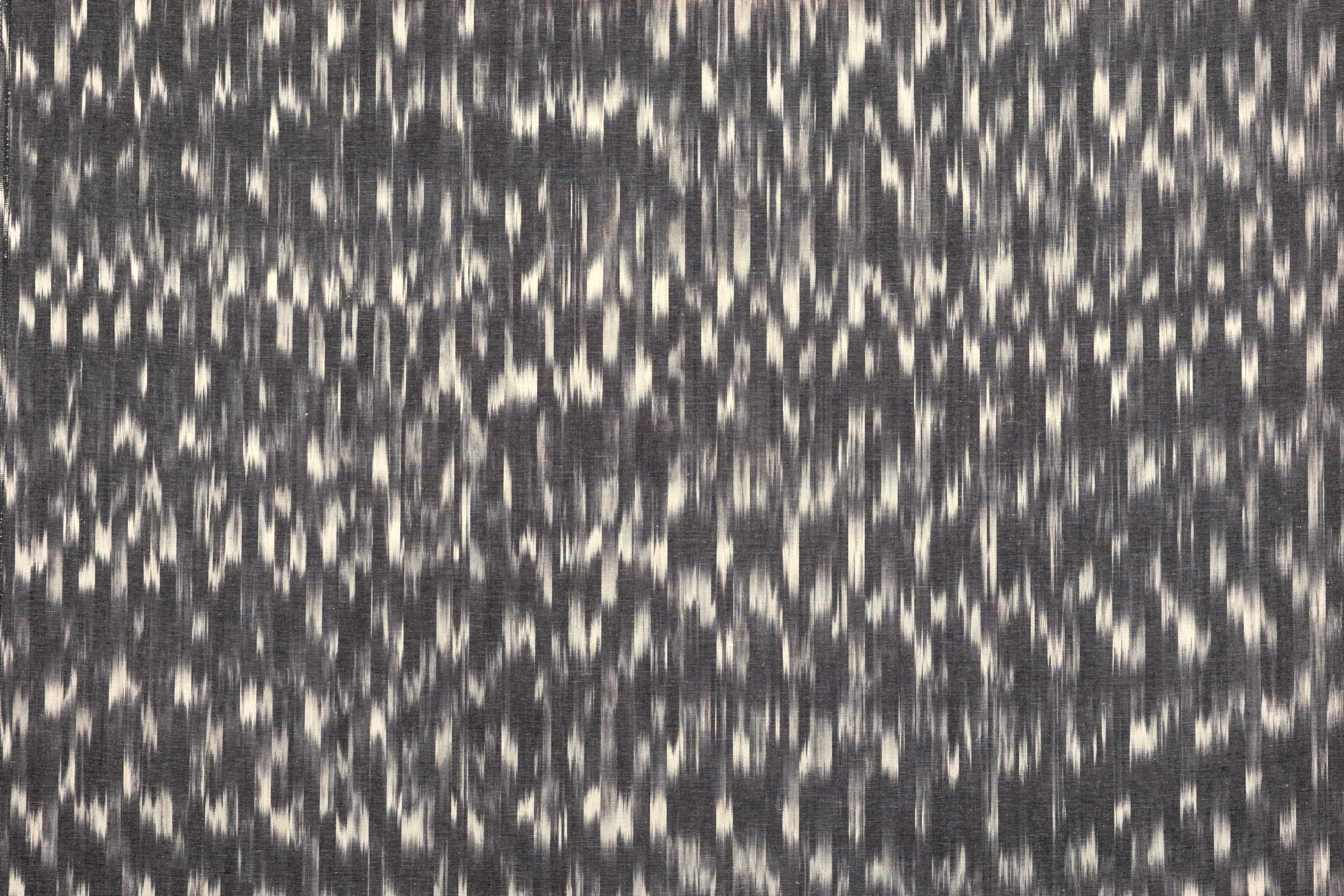 Tejido ikat mallorquín en blanco y negro con patrón de lenguas tradicional