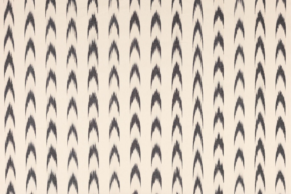 tejido ikat mallorquín en blanco y negro con patrón de lenguas tradicional