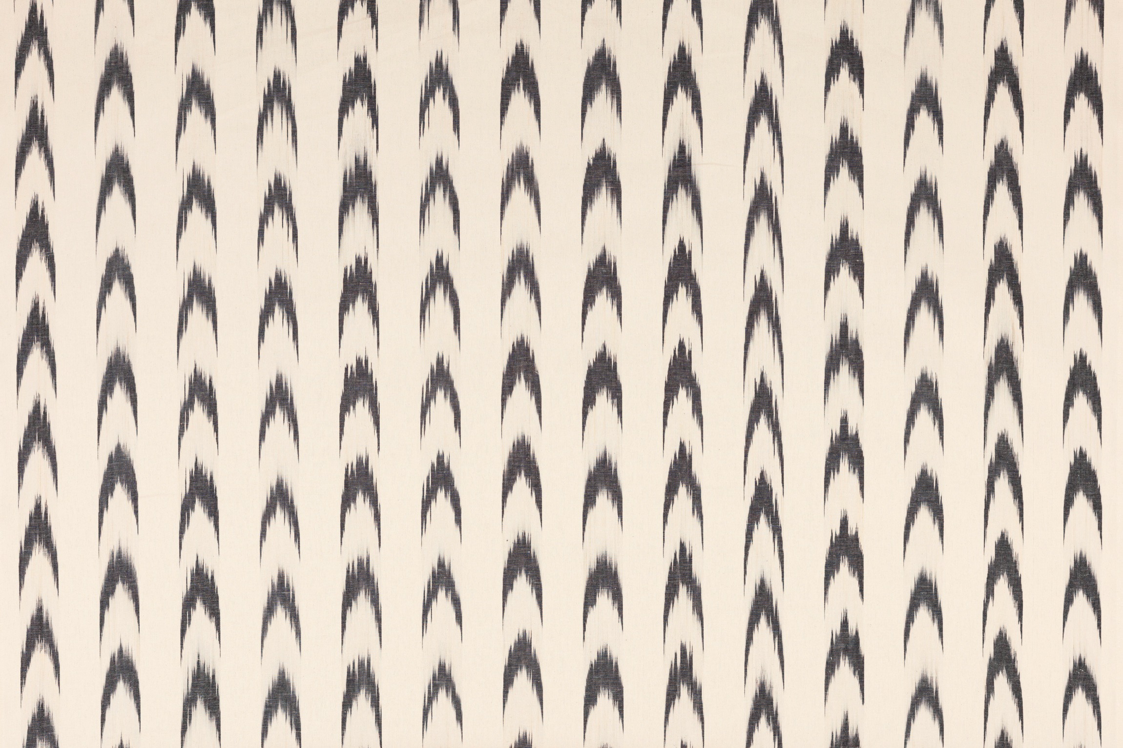 tejido ikat mallorquín en blanco y negro con patrón de lenguas tradicional