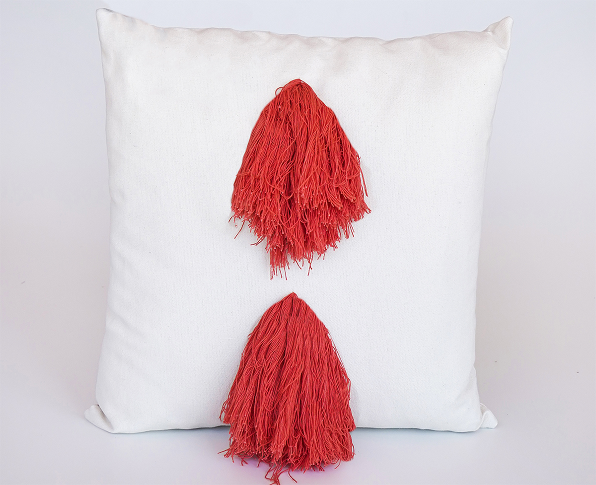 Cojín artesanal modelo Troca en color escarlata de Teixits Vicens
