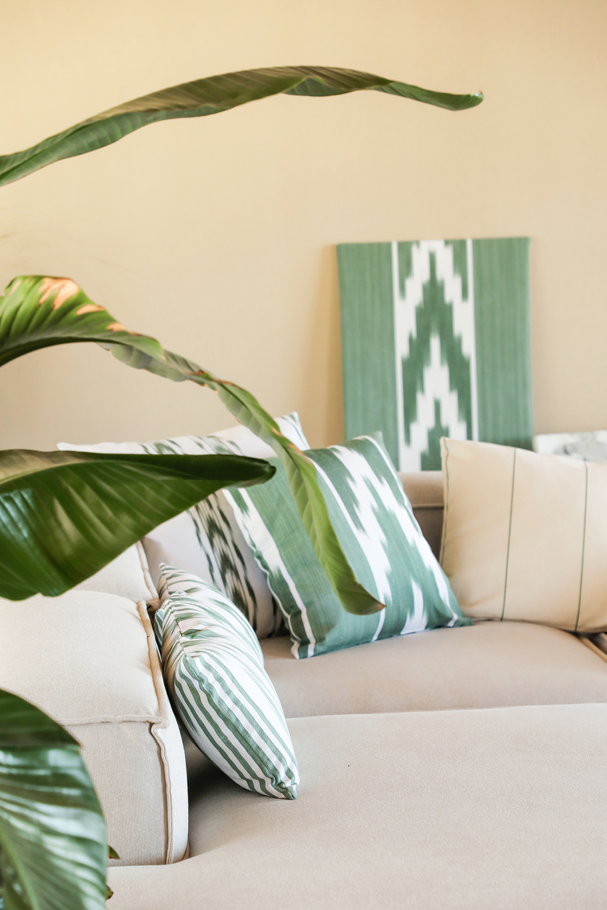 Coixí de tela mallorquina ikat 235 verd oliva - Imatge 2