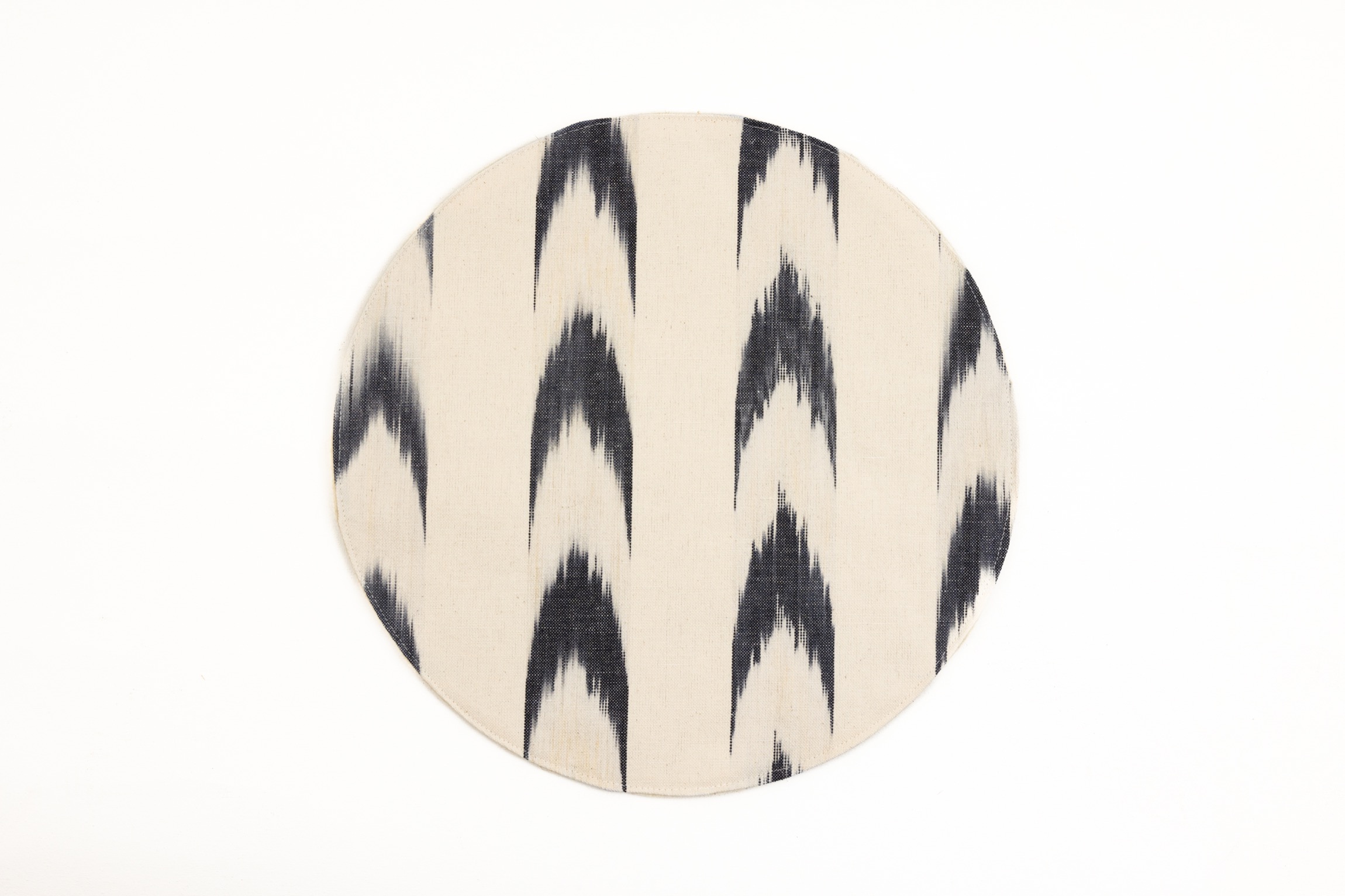 Ikat Plain Underplate 61 Black - Image 3