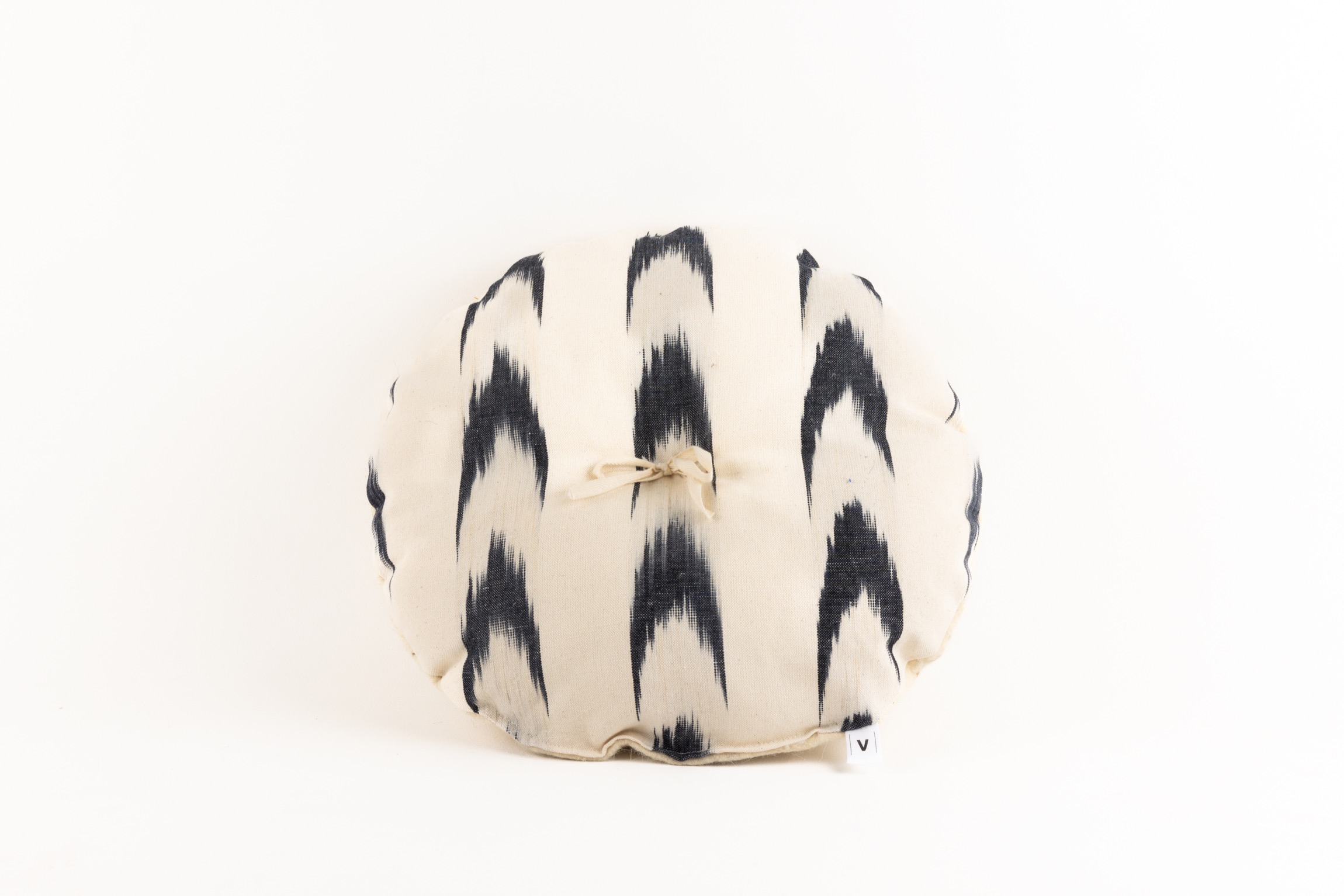 Round cushion Llanatura ikat 61 black