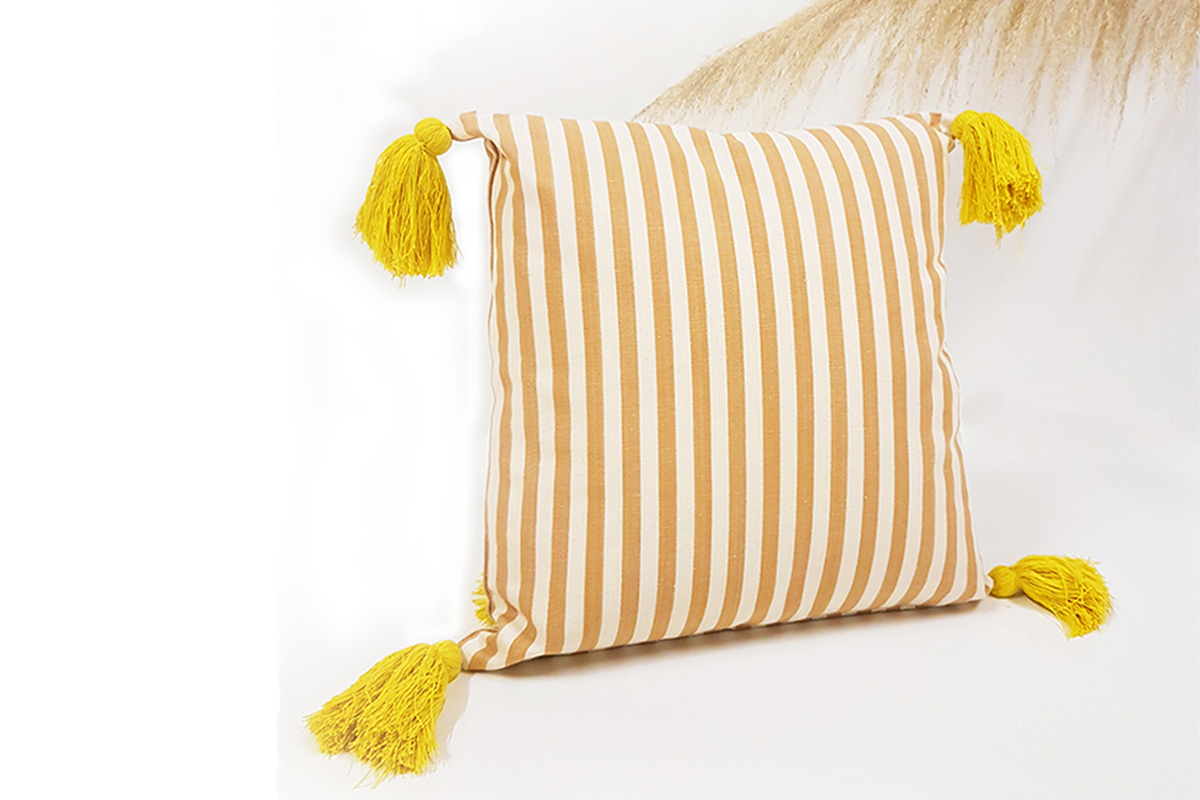 Cojín con pompones en tejido mallorquín modelo 240 en tono torrado de Teixits Vicens