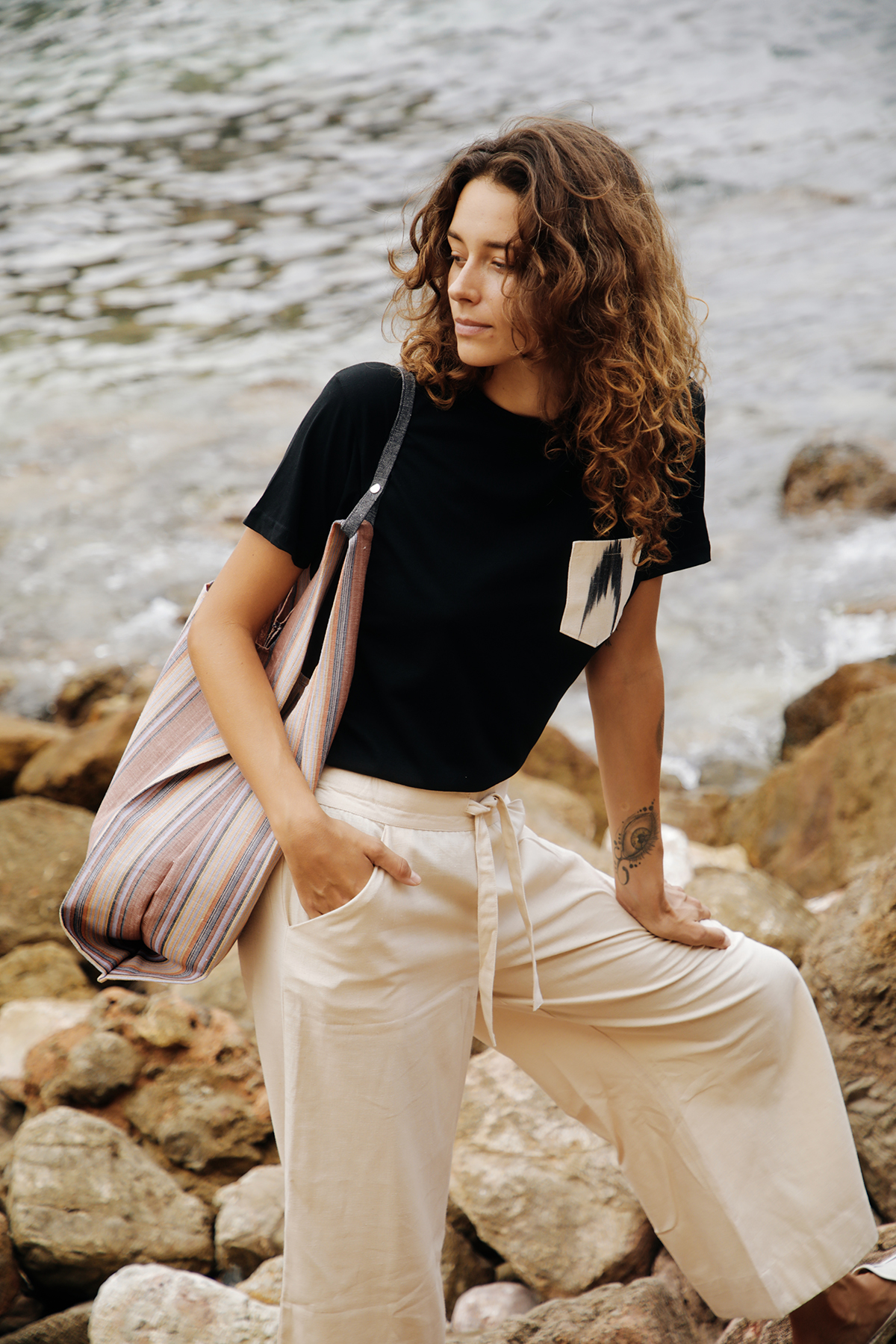 Samarreta negra Butxaca ikat negra - Imatge 4