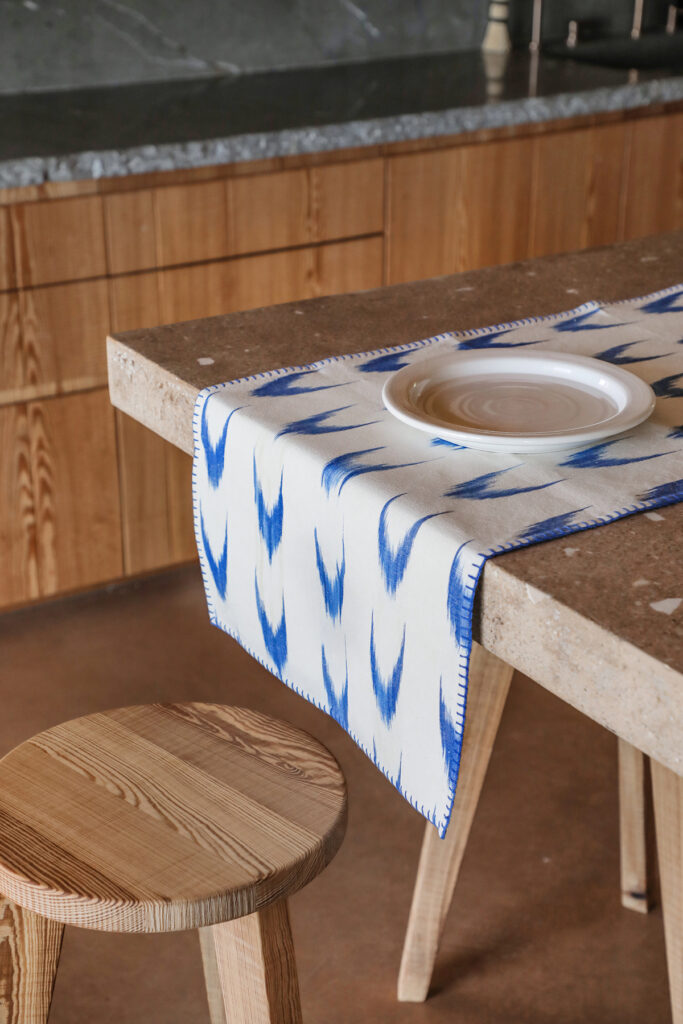 Camino de mesa artesanal mallorquín con patrón azul y blanco en cocina moderna