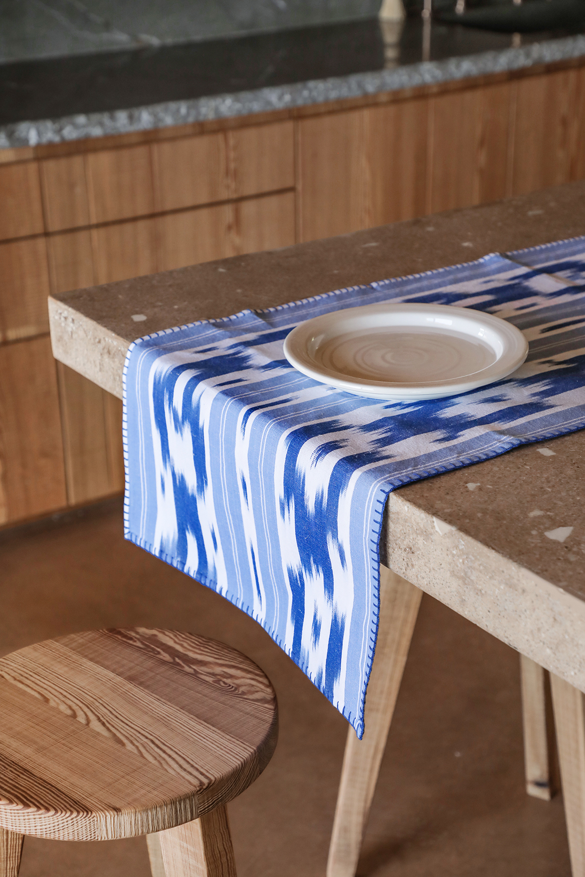 Camí puntada de taula ikat 104 Blau