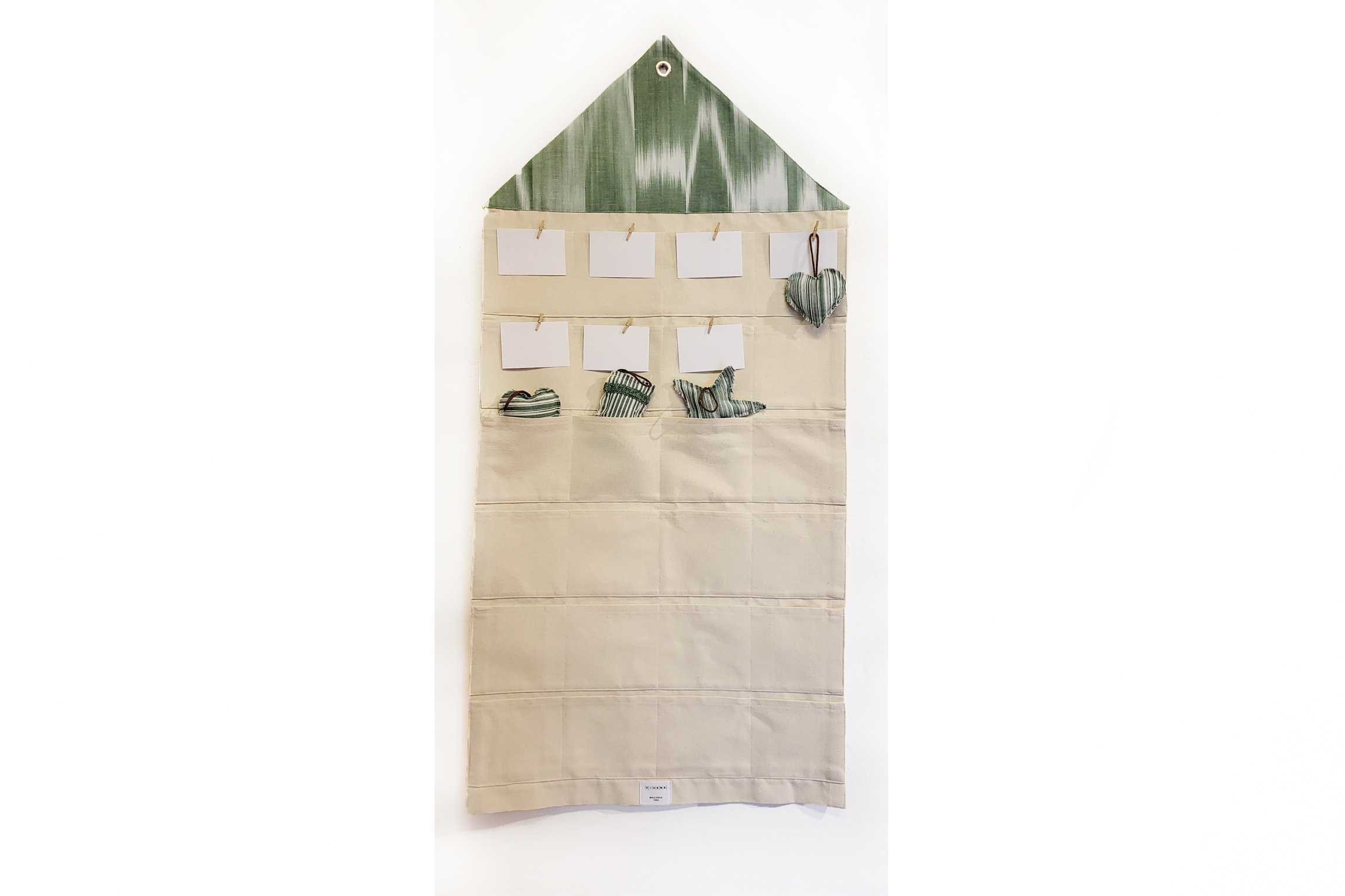 Calendario de Adviento confeccionado con tela mallorquina modelo 101 en verde de Teixits Vicens